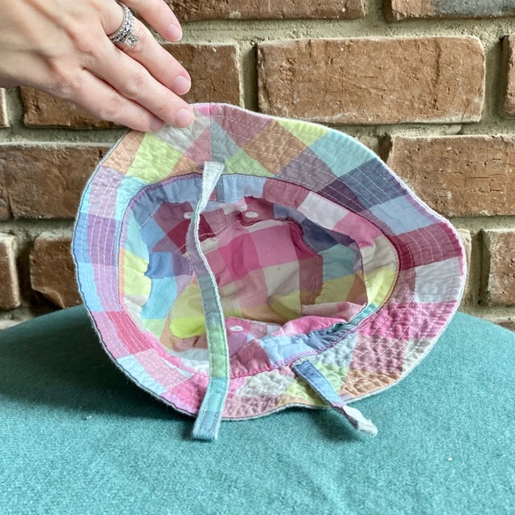 6-12M Gap Reversible Hat - Grey and Rainbow Plaid - Picture 6 of 9